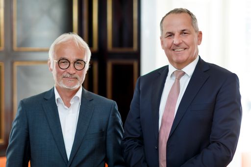  https://www.apa-fotoservice.at/galerie/25087 Im Bild v.l.n.r.:
Herbert Vlasaty (Vorstand Julius Meinl AG) und Mag. Udo Kaubek
(Geschäftsführer Julius Meinl am Graben)