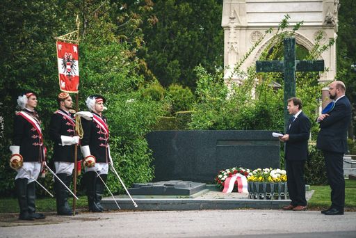 MKV Vorsitzender Walter Gröblinger, Couleur Philipp Jauernik und
drei junge Männer an der Standarte des MKV stehen vor dem Ehrengrab
von Leopold Figl am Zentralfriedhof