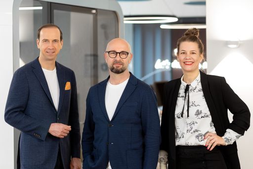 PIABO PR ernennt Oliver Chudy zum Unit Director B2B-Technology.
Auf dem Bild v.l.n.r. Tilo Bonow (CEO), Oliver Chudy (UD), Daniela
Harzer (COO) von PIABO. / Weiterer Text über ots und
www.presseportal.de/nr/62594 / Die Verwendung dieses Bildes ist für
redaktionelle Zwecke unter Beachtung ggf. genannter
Nutzungsbedingungen honorarfrei. Veröffentlichung bitte mit
Bildrechte-Hinweis.