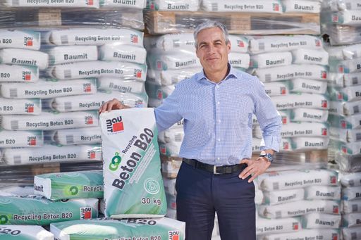 Mag. Georg Bursik, Geschäftsführer der Baumit GmbH,
über den Baumit GO2morrow Recycling Beton: „So wird Baustoff wieder
zu Baustoff und das in gewohnter Baumit Qualität“.