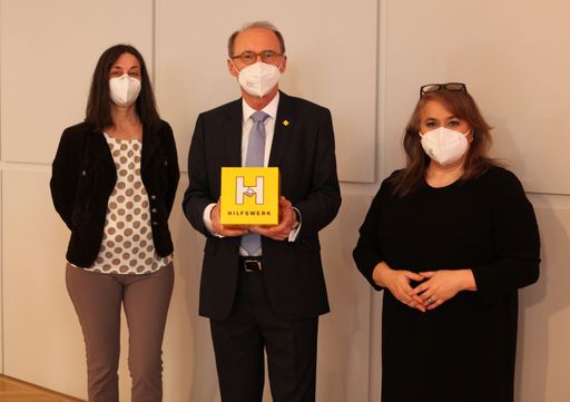v.l.n.r.: Monika Riedel (Senior Researcher Institut
für Höhere Studien), Othmar Karas (Präsident Hilfswerk Österreich),
Elisabeth Anselm (Geschäftsführerin Hilfswerk Österreich).