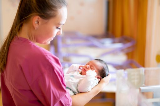 Vorschau Bild von In der Geburtshilfe des Goldenen Kreuzes kommen
fast 1.600 Babys pro Jahr zur Welt. Im Bild eine Schwester mit Baby
auf der Neugeborenen-Station der Privatklinik.