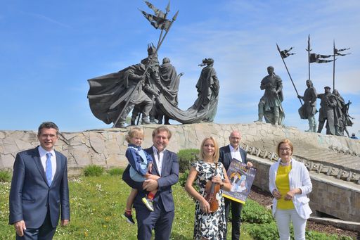 Lidia Baich, Andreas Schager mit Sohn Lorenz und
Veranstalter Wolfgang Übl präsentieren Landeshauptfrau Johanna
Mikl-Leitner und Bürgermeister der Stadt Tulln Peter Eisenschenk das
Programm zur Veranstaltung „Götterklang trifft Donaugold“
persönlich. (v. l. n. r.: Bürgermeister Peter Eisenschenk, Andreas
Schager mit Sohn Lorenz, Lidia Baich, Wolfgang Übl, Landeshauptfrau
Johanna Mikl-Leitner)