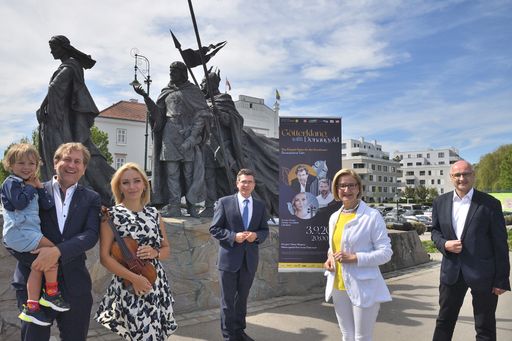 Vorschau Bild von Zusammen mit dem Bürgermeister der Stadt Tulln,
Peter Eisenschenk präsentieren Andreas Schager, Lidia Baich, deren
Sohn Lorenz und Veranstalter Wolfgang Übl das Programm der
Veranstaltung Landeshauptfrau Johann Mikl-Leitner direkt beim
Nibelungenbrunnen in Tulln. (v. l. n. r. Andreas Schager mit Sohn
Lorenz, Lidia Baich, Bürgermeister Peter Eisenschenk,
Landeshauptfrau Johanna Mikl-Leitner, Wolfgang Übl)