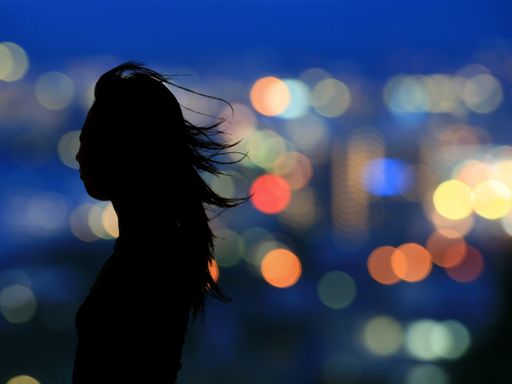  Silhouette of young woman - Der neue Wettbewerb für
AmateurfotografInnen noch bis 1. Juni Fotos einreichen.