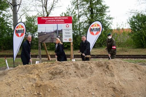 FBM Tanner Spatenstich Generalsanierung
Anschlussbahn am 12 05 2021 im Fliegerhorst Brumowski / Langenlebarn