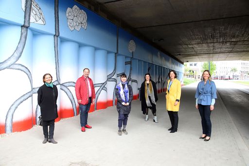 Präsentation der neu gestalteten Unterführung am
Tabor, mit StR. Veronica Kaup-Hasler, ÖBB Vorstand, Mag. Silvia
Angelo, BV Alexander Nikolai und der Künstlerin.