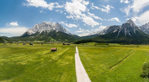  Wer das erste Mal in die "Tiroler Zugspitz Arena"
kommt, der versteht sofort, wie sie zu ihrem Namen kam: Das
weitläufige Plateau auf der Tiroler Seite von Deutschlands höchstem
Berg ist auf allen Seiten von mächtigen Gipfeln eingerahmt. Diese
natürliche Arena bietet aufgrund der außergewöhnlichen geografischen
Lage eine Vielzahl an Freizeitmöglichkeiten. Wichtigster Markt der
Tourismusdestination ist bisher Deutschland, dicht gefolgt von den
Niederlanden. In Zukunft will der Tourismusverband auch verstärkt
österreichische Gäste in die Region locken.