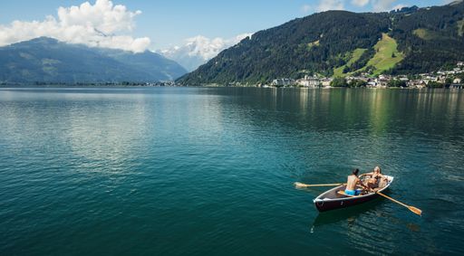 Bei einer Bootsfahrt am Zeller See lässt sich die
Bergkulisse besonders genießen und perfekt entspannen.