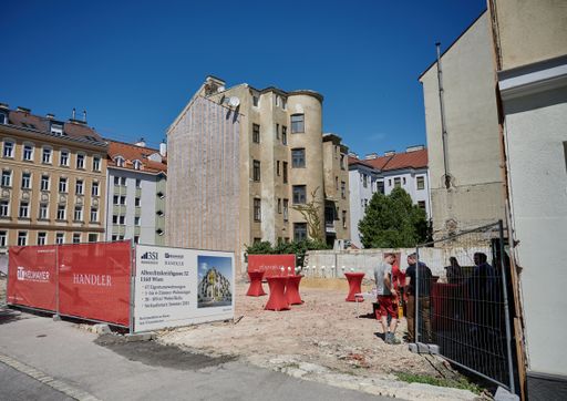 Vorschau Bild von Auf dem Bauplatz in der Albrechtskreithgasse 32
beginnen in wenigen Tagen die Bauarbeiten.