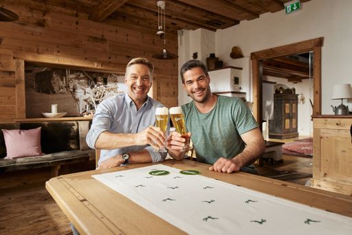 Ski-Doppelweltmeister Vinzent Kriechmayr (r.) und
Skilegende Hans Knauß rufen die Österreicherinnen und Österreicher
nach langer Pause wieder auf, zu Ihrem Gösser Lieblingswirt zu
gehen.