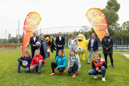 Auftakt von "UGOTCHI - Punkten mit Klasse" 2021 mit
Bundesministerin Susanne Raab, SPORTUNION-Präsident Peter McDonald,
ÖFB-Frauen-Teamchefin Irene Fuhrmann, SIMPLY-STRONG-Obmann Werner
Schwarz und UNIQA-Head of Group Sponsoring Carl Gabriel sowie
SPORTUNION-Maskottchen UGOTCHI und ÖFB-Maskottchen Ostar-Richi