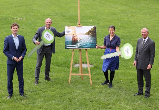  Das SalzburgerLand sperrt wieder auf, mit viel
Vorfreude auf den Sommer und noch mehr Verantwortung: (v.l.)
Matthias Feil (Deutsche Bahn), Leo Bauernberger (SalzburgerLand
Tourismus), Evelyn Ikrath (Haus Hirt & Hotel Miramonte, Gastein),
Landeshauptmann Wilfried Haslauer.