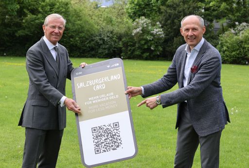 Vorschau Bild von Im Sommer 2021 erstmals auch digital am Smartphone:
Die SalzburgerLand Card bietet Eintritt zu mehr als 190
Sehenswürdigkeiten und Attraktionen. Bild: (v.l.) Landeshauptmann
Wilfried Haslauer, Leo Bauernberger (SalzburgerLand Tourismus)