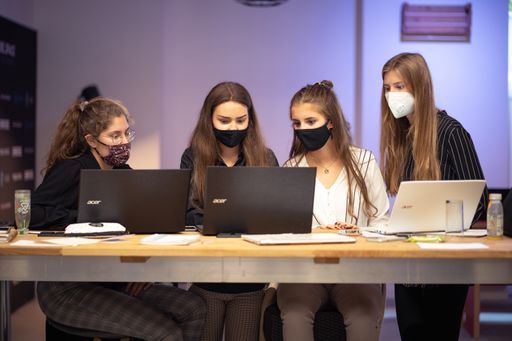 Jugendliche präsentieren ihre innovativen Ideen am
Ende der Entrepreneurship Week der Jury