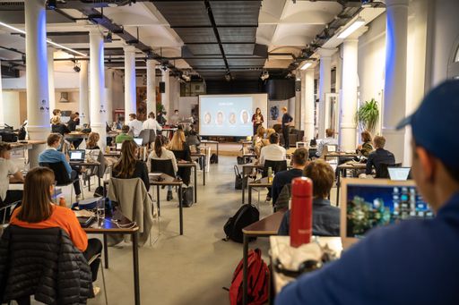 Vorschau Bild von Jugendliche präsentieren ihre innovativen Ideen am
Ende der Entrepreneurship Week der Jury