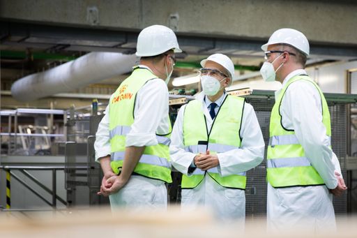 Besichtigung der Produktion in der
Tiernahrungsfabrik von Mars Austria in Bruck an der Leitha:
Fabriksleiter Alexander Appel, Bundesminister für Arbeit Prof. Dr.
Martin Kocher, Geschäftsführer von Mars Austria Hendrik de Jong
(v.l.n.r.)