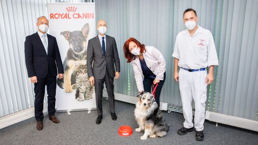 Vorschau Bild von Besuch in der Tiernahrungsfabrik von Mars Austria
in Bruck an der Leitha: Geschäftsführer von Mars Austria Hendrik de
Jong, Bundesminister für Arbeit Prof. Dr. Martin Kocher,
Personalverantwortliche Brigitte Schachinger mit Hund, Fabriksleiter
Alexander Appel (v.l.n.r.)