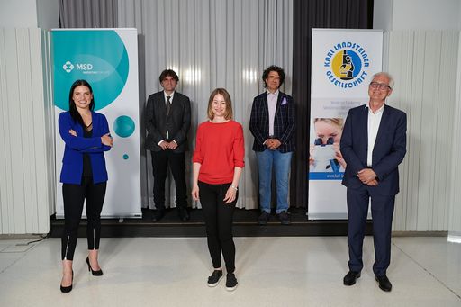 https://www.apa-fotoservice.at/galerie/24950
Personen v.l.n.r.: Conny KREUTER, Moderation; Ao. Univ. Prof. Dr.
Harald KITTLER, Universitätsklinik für Dermatologie, MedUni Wien;
Dr. Birgit TAUBER, Österreichische Forschungsförderungsgesellschaft;
Univ. Prof. Dr. Thomas BEYER, PhD, MBA, Medizinische Physik &
Biomedizinische Technik, MedUni Wien; Univ.-Prof. Dr. Bernhard
SCHWARZ, Karl Landsteiner Gesellschaft; (virtuell zugeschaltet und
daher nicht auf diesem Gruppenbild: Univ.-Prof. Mag. Dr. Markus
HENGSTSCHLÄGER; Zentrum für Pathobiochemie und Genetik, MedUni Wien)
