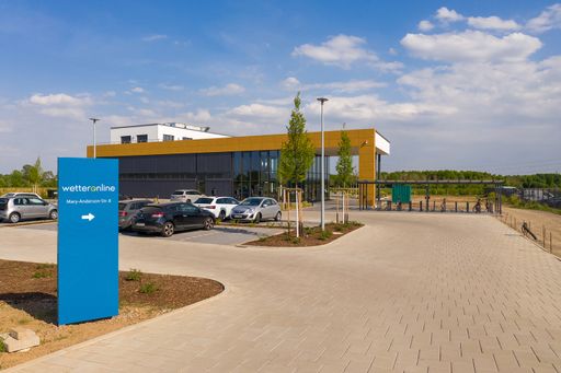 Weltweite Wetter-Prognosen : Neben zwei Firmensitzen in Bonn
betreibt WetterOnline auch eigene Büros in Großbritannien und den
USA. / Weiterer Text über ots und www.presseportal.de/nr/12322 / Die
Verwendung dieses Bildes ist für redaktionelle Zwecke unter
Beachtung ggf. genannter Nutzungsbedingungen honorarfrei.
Veröffentlichung bitte mit Bildrechte-Hinweis.
