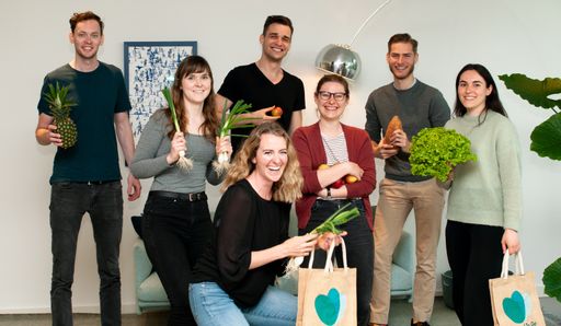 Ein Teil des Teams von Too Good To Go Österreich,
das sich aufgrund der aktuellen Situation getestet und in
reduzierter Runde über die Million freut.