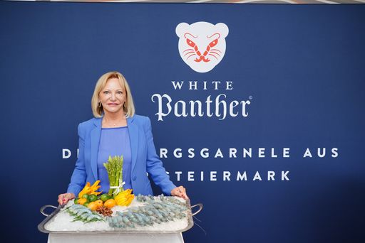 Ingrid Flick vor den White Panther Gebirgsgarnelen