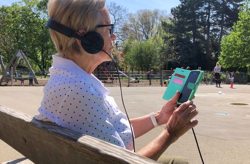 Parkbesucherin nutzt die Hörspiel-App im
Kongreßpark.
