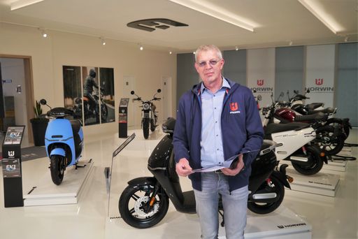Hanspeter Heinzl, Chef von HORWIN Europe, im
Schauraum des neuen Schulungszentrums von HORWIN Europe