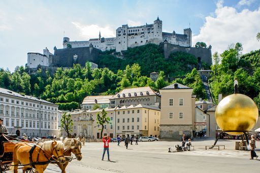  Sehenswürdigkeiten Salzburg, Kapitelplatz mit Blick
auf Festung Hohensalzburg