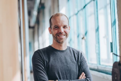  Einer der drei Mentoren: Netural CEO Albert Ortig unterstützte
mit seinem Digital-Know-how beim Entwickeln der prämierten
Vertriebsmodelle und Produktideen.