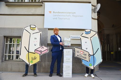 Petitionsübergabe am 20.5. vor dem Ministerium