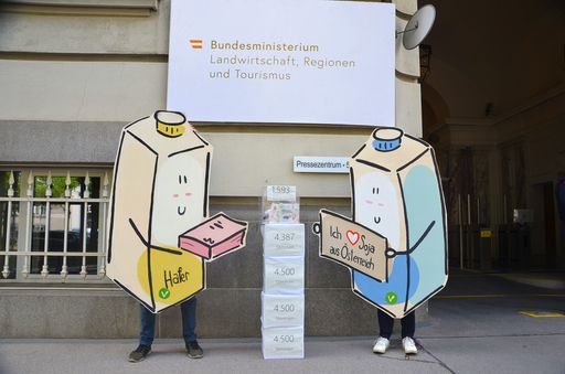 Vorschau Bild von Lebensgroße Pflanzendrinkpackerl übergeben die
Protestunterschriften ans Ministerium