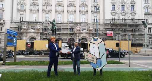 Vorschau Bild von Da die Ministerin momentan nicht in Wien ist, hat Sektionschef DI
Johannes Fankhauser die Unterschriften in Empfang genommen.