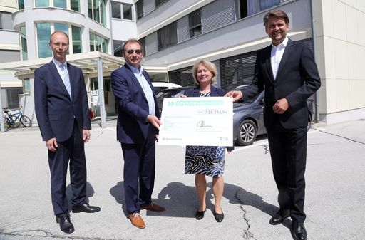 https://www.apa-fotoservice.at/galerie/25215 - SVS übergibt
315.000-Euro-Spende an Bauern für Bauern. v.l.n.r. Dr. Hans Aubauer
(SVS-Generaldirektor), Hans Peter Werderitsch (Obmann Bauern für
Bauern), Mag. Gabriela Hinterberger (Geschäftsführerin Bauern für
Bauern), Peter Lehner (SVS-Obmann)