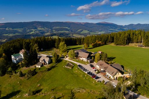  Luftaufnahme des Gasthof Orthofer in St. Jakob im
Walde - ein perfekter Ort für einen Urlaub auf der Alm