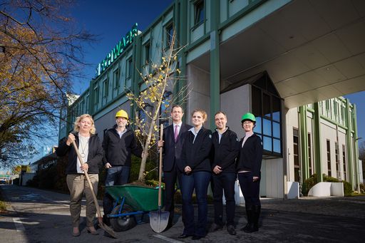  Schwabe Gruppenbild bei Ginkgobaum-Pflanzung