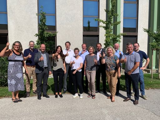 Vorschau Bild von Gruppenbild zufriedener Schwabe Mitarbeiter