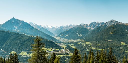  Das Stubaital hat sich auf den Neustart sorgfältig
vorbereitet. Das 35 Kilometer lange Tal südlich von Innsbruck direkt
am Alpenhauptkamm bietet Bergfreunden und Erholungssuchenden ein
ungewöhnlich vielseitiges Angebot.
