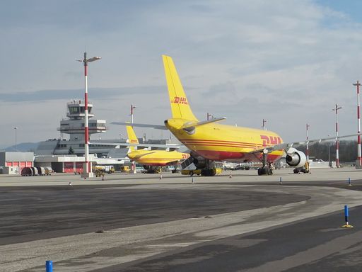 DHL Express Flugzeug am Hub in Hörsching