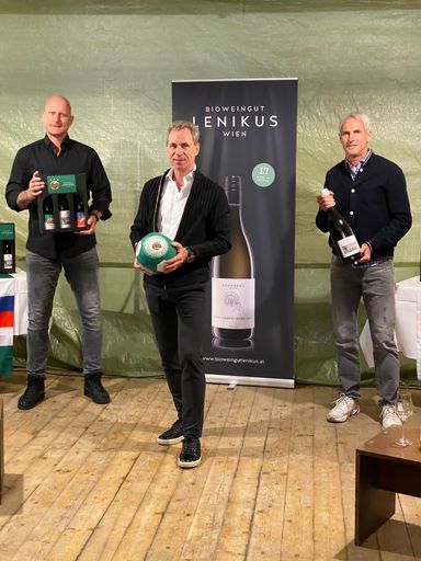 Vorschau Bild von Martin Lenikus, Michael Konsel und Carsten Jancker
bei der Präsentation des neuen Rapid Weins