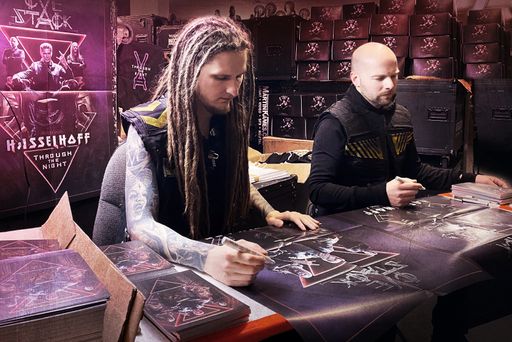  Bernth Brodträger (l) und Martin Kames (r)
signieren ihr letztes Album mit David Hasselhoff für den Versand in
alle Welt.