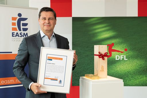 Christian Seifert mit dem EASM European Sport Manager Award 2021
in der DFL-Zentrale / Weiterer Text über ots und
www.presseportal.de/nr/156064 / Die Verwendung dieses Bildes ist für
redaktionelle Zwecke unter Beachtung ggf. genannter
Nutzungsbedingungen honorarfrei. Veröffentlichung bitte mit
Bildrechte-Hinweis.