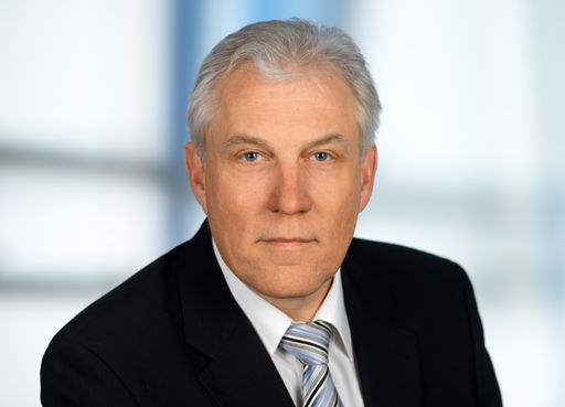 A 4547950 . „Durch die Corona-Pandemie sind viele
Dinge noch nicht in Angriff genommen worden, die für uns als
Branche, aber auch für unsere KundInnen, wichtig sind. Wir hoffen,
dass diese Themen nun mit der beginnenden Normalisierung
abgearbeitet werden. Zumindest wollen wir verlässlich wissen, in
welche Richtung etliche Entscheidungen gehen werden“, verlangte der
Obmann der Fachgruppe Immobilien- und Vermögenstreuhänder in der
Wirtschaftskammer Wien, KommRat Michael Pisecky, Klarheit von der
Politik.