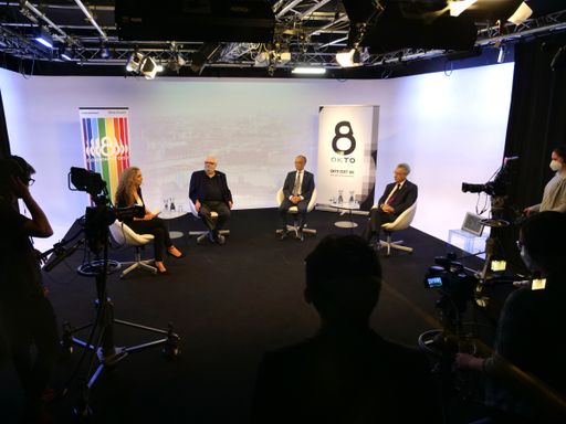 Eser Akbaba mit ihren Studiogästen Fred Turnheim,
Li Xiaosi und Heinz Fischer (v.l.n.r.).