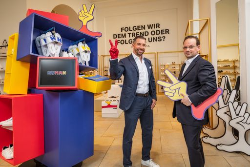 Vorstände im Store, Bild zu OTS