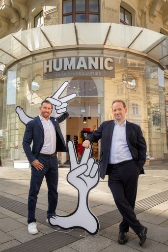 Vorschau Bild von Vorstände vor HUMANIC Store - Bild zu OTS