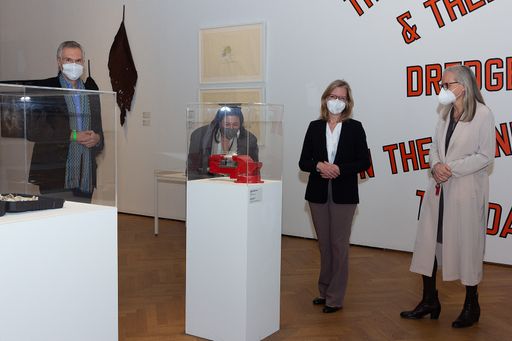 Vorschau Bild von Eröffnung der VIENNA BIENNALE FOR CHANGE, 27. Mai
2021: Christoph Thun-Hohenstein (Generaldirektor des MAK und Leiter
der VIENNA BIENNALE), Veronica Kaup-Hasler (Stadträtin für Kultur
und Wissenschaft), Leonore Gewessler (Bundesministerin für
Klimaschutz, Umwelt, Energie, Mobilität, Innovation und Technologie)
und Teresa Mitterlehner-Marchesani (Wirtschaftliche
Geschäftsführerin des MAK) besichtigen die Ausstellung „CLIMATE
CARE“