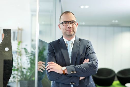 Dipl.-Ing. Thomas Keplinger, Mitglied des Vorstandes APK
Vorsorgekasse AG, freut sich über das ÖGUT-Zertifikat in Gold!