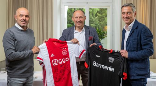 von links: Hannes Empl (SalzburgerLand Fußball
Camps), Leo Bauernberger (SalzburgerLand Tourismus), Bernd Schröder
(Bayer 04 Leverkusen).