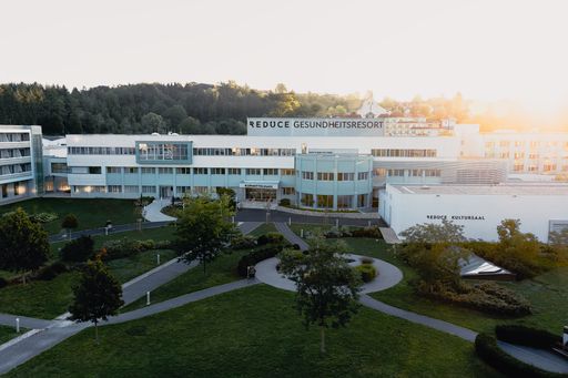 Im Kurmittelhaus im REDUCE GESUNDHEITSRESORT BAD
TATZMANNSDORF werden heilsame Anwendungen mit Moor, Kohlensäure und
Thermalwasser verabreicht. Im Rahmen der GVA stehen Bewegung,
bewusste Ernährung und mentale Gesundheit im Vordergrund.